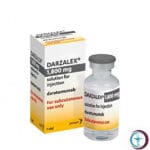 علبة كرتونية بيضاء وقارورة حقن لدواء دارزاليكس 1800 mg Darzalex المتاحة للشحن الطبي الموثوق من صيدلية اونكولوجيست في السعودية والرياض.
