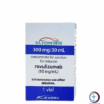 علبة كرتونية بيضاء وزرقاء وقارورة تسريب وريدي لدواء اولتوميريس 300 mg Ultomiris المتاح للشحن الطبي الموثوق من صيدلية اونكولوجيست في السعودية والرياض.