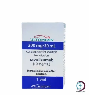 علبة كرتونية بيضاء وزرقاء وقارورة تسريب وريدي لدواء اولتوميريس 300 mg Ultomiris المتاح للشحن الطبي الموثوق من صيدلية اونكولوجيست في السعودية والرياض.