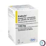علبة كرتونية بيضاء وبشريط رمادي لقارورة دواء كادسيلا 100 mg Kadcyla المتاحة للشحن الطبي الموثوق في السعودية والرياض.
