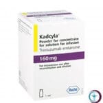 علبة كرتونية بيضاء وبشريط بنفسجي لقارورة دواء كادسيلا 160 mg Kadcyla المتاحة للشحن الطبي الموثوق في السعودية والرياض.