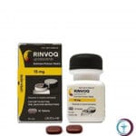 علبة كرتونية سوداء وذهبية وزجاجة بيضاء لأقراص رينفوك 15 mg Rinvoq المتاحة للشحن الطبي الموثوق في السعودية والرياض.