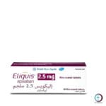علبة كرتونية بيضاء وبشريط أصفر ذهبي لأقراص اليكويس 2.5 mg Eliquis المتاحة للشحن الطبي الموثوق في السعودية والرياض.