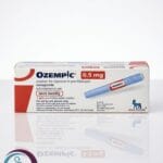 علبة كرتونية حمراء ورمادية وقلم حقن أسبوعي لدواء اوزمبيك 0.5 mg Ozempic المتاح للشحن الطبي الموثوق من صيدلية اونكولوجيست في السعودية والرياض.