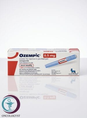 علبة كرتونية حمراء ورمادية وقلم حقن أسبوعي لدواء اوزمبيك 0.5 mg Ozempic المتاح للشحن الطبي الموثوق من صيدلية اونكولوجيست في السعودية والرياض.