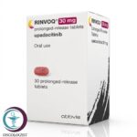 علبة كرتونية بيضاء وقرص بيضاوي أحمر لدواء رينفوك 30 mg Rinvoq من شركة أبفي بعدد 30 قرصاً المتاحة للشحن في السعودية والرياض[cite: 25].